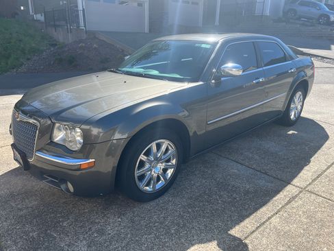 Used 2010 Chrysler 300 Limited RWD image 2
