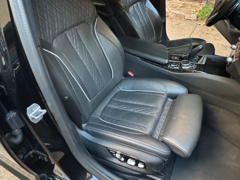 Used 2019 BMW M550i xDrive image 12