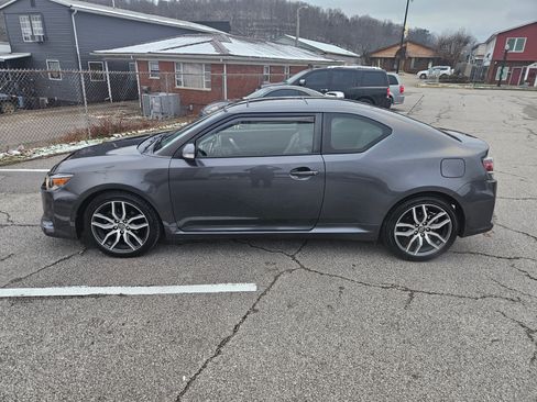 Used 2015 Scion tC Hatchback Coupe 2D image 2