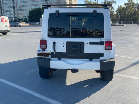 Used 2012 Jeep Wrangler Unlimited Sahara image 6