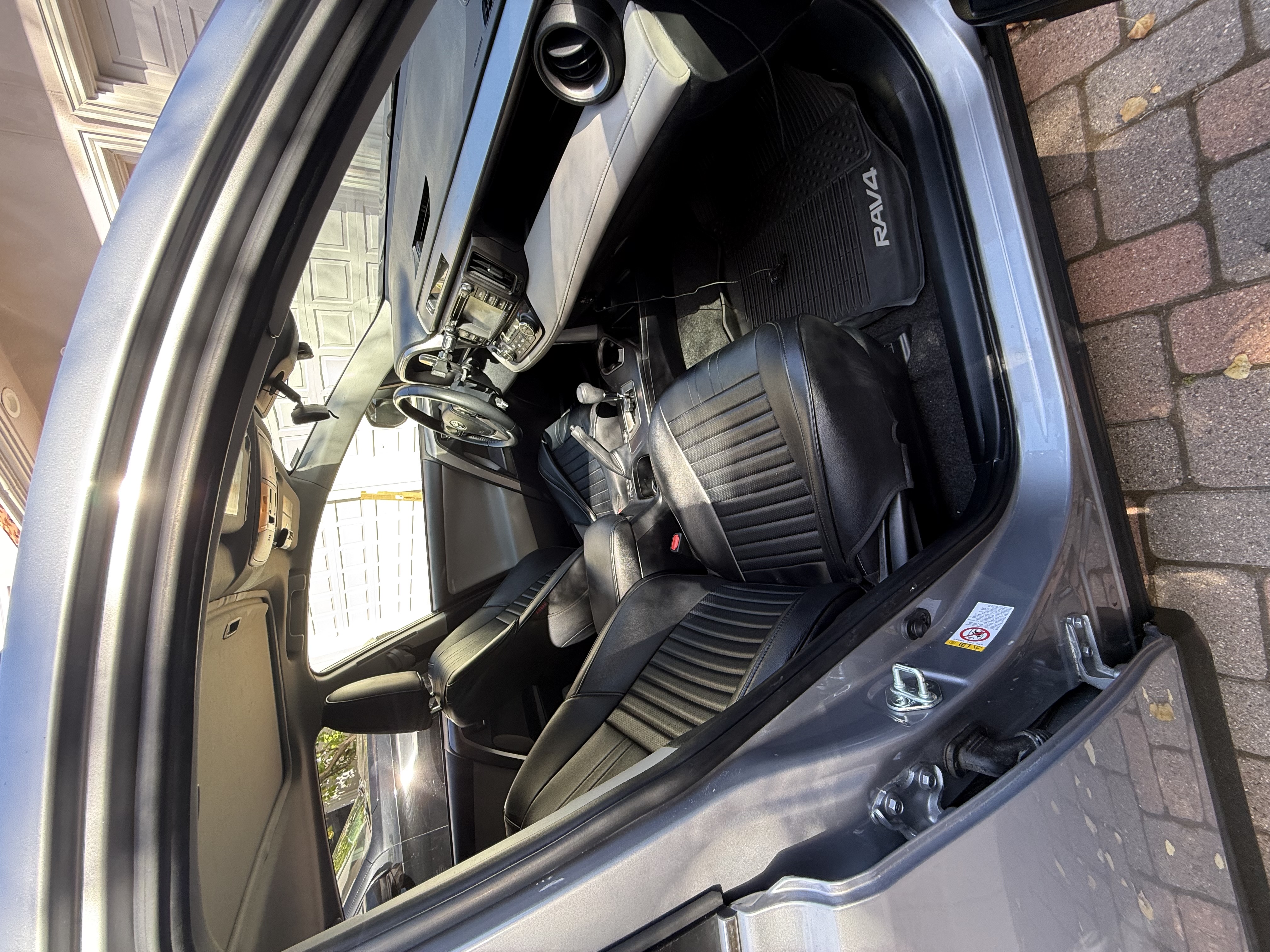 Used 2018 Toyota RAV4 XLE FWD image 6