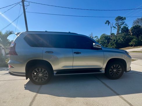 Used 2021 Lexus GX 460 Premium w/ Accessory Package image 4