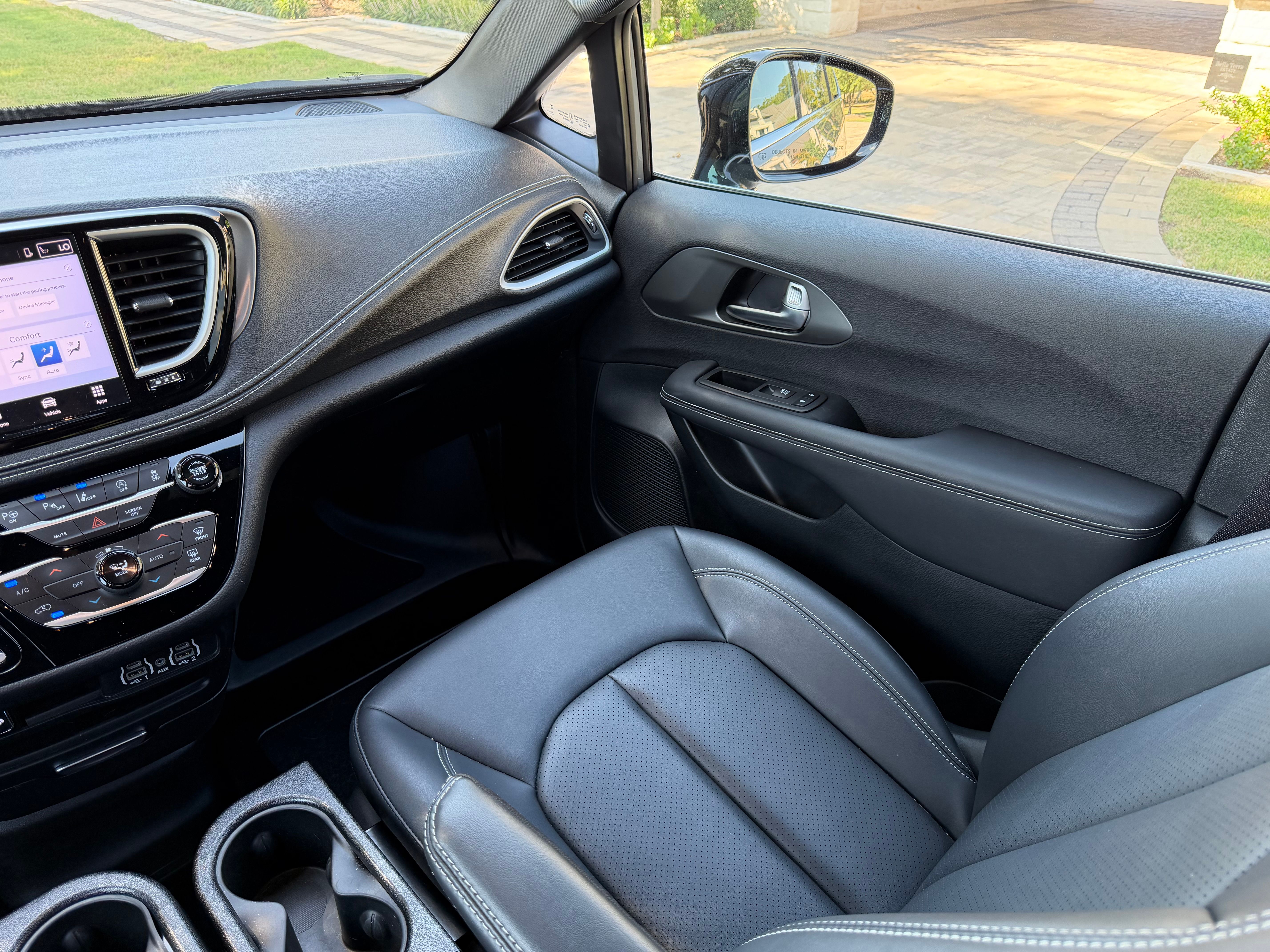 Used 2025 Chrysler Pacifica Select FWD image 16