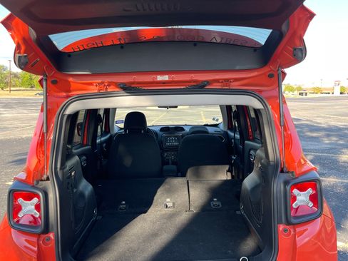 Used 2019 Jeep Renegade Latitude FWD image 5