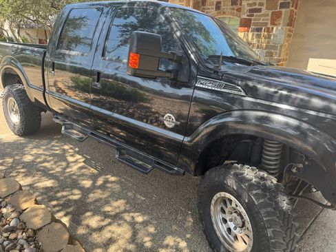 Used 2014 Ford F250 Lariat w/ Lariat Interior Package image 4