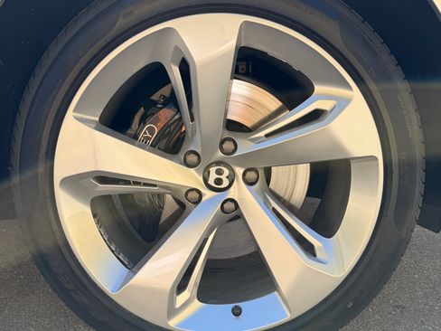 Used 2019 Bentley Bentayga image 21