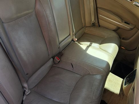 Used 2011 Chrysler 300 C image 8