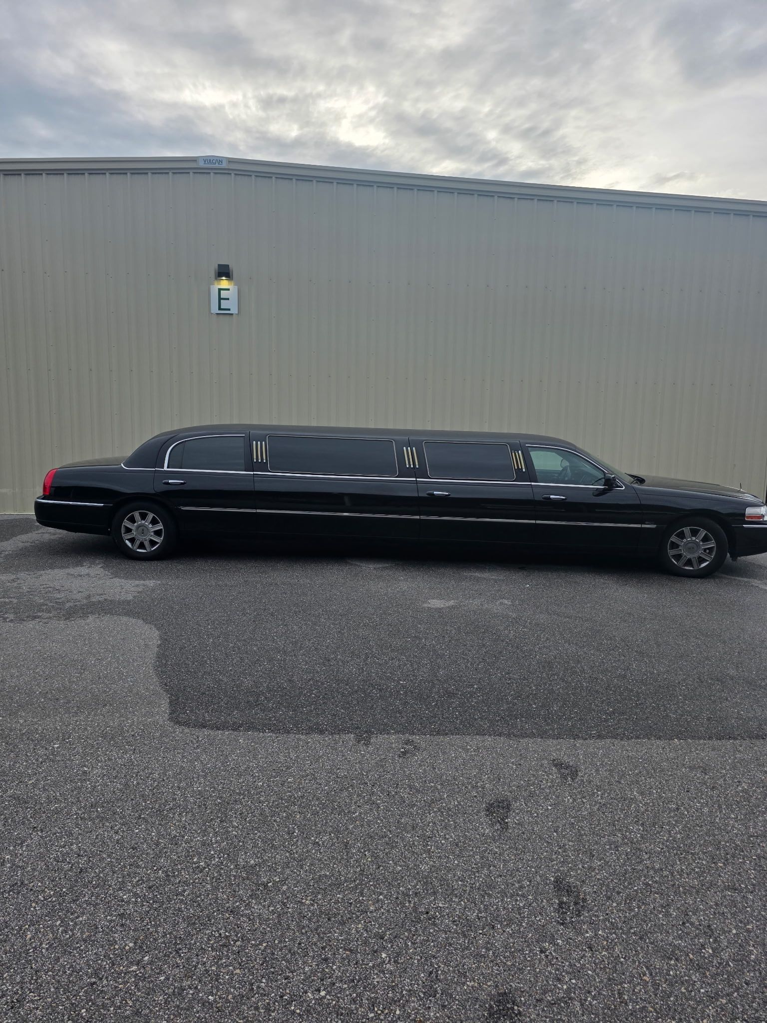 Used 2006 Lincoln Town Car Executive RWD image 1