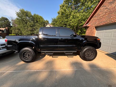 Used 2020 Toyota Tacoma TRD Sport w/ Technology Package AWD/4WD image 1