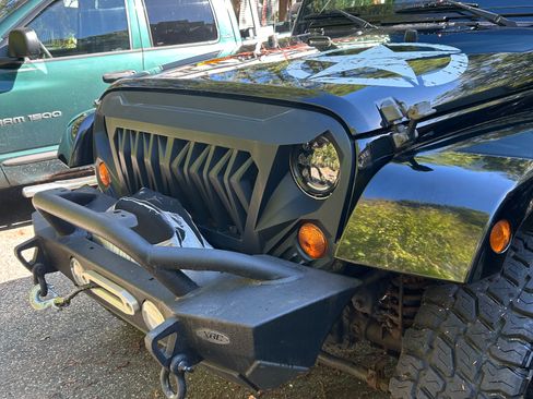 Used 2012 Jeep Wrangler Unlimited Sahara w/ Connectivity Group image 7