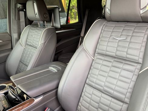 Used 2025 Cadillac Escalade Sport Platinum AWD/4WD image 6