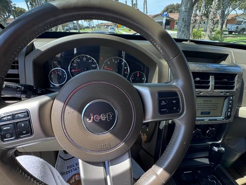 Used 2011 Jeep Liberty Limited w/ Comfort/Convenience Group image 4