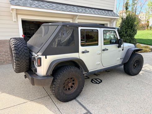 Used 2011 Jeep Wrangler Unlimited Rubicon w/ Connectivity Group AWD/4WD image 2