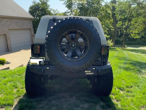 Used 2017 Jeep Wrangler Unlimited Rubicon w/ Connectivity Group image 5