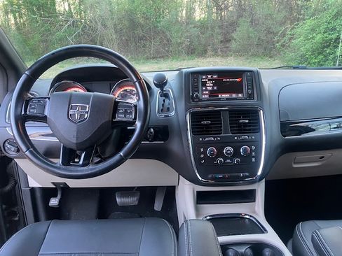 Used 2017 Dodge Grand Caravan SXT image 6