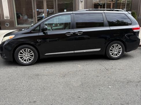 Used 2011 Toyota Sienna XLE w/ Premium Pkg FWD image 6
