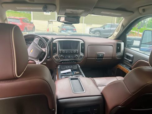 Used 2015 Chevrolet Silverado 2500 High Country w/ Duramax Plus Package image 8