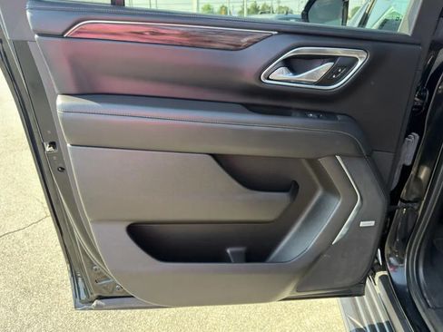 Used 2023 Chevrolet Suburban LT RWD image 12