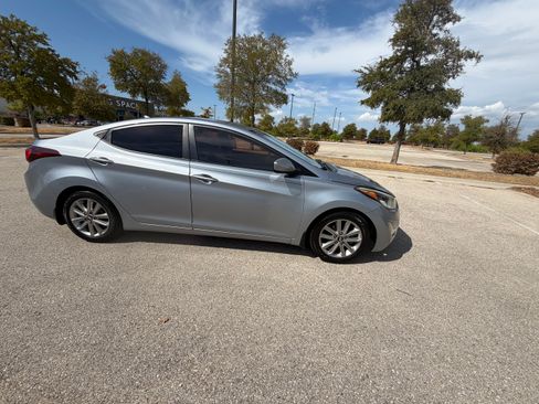 Used 2015 Hyundai Elantra SE w/ Option Group 02 FWD image 5