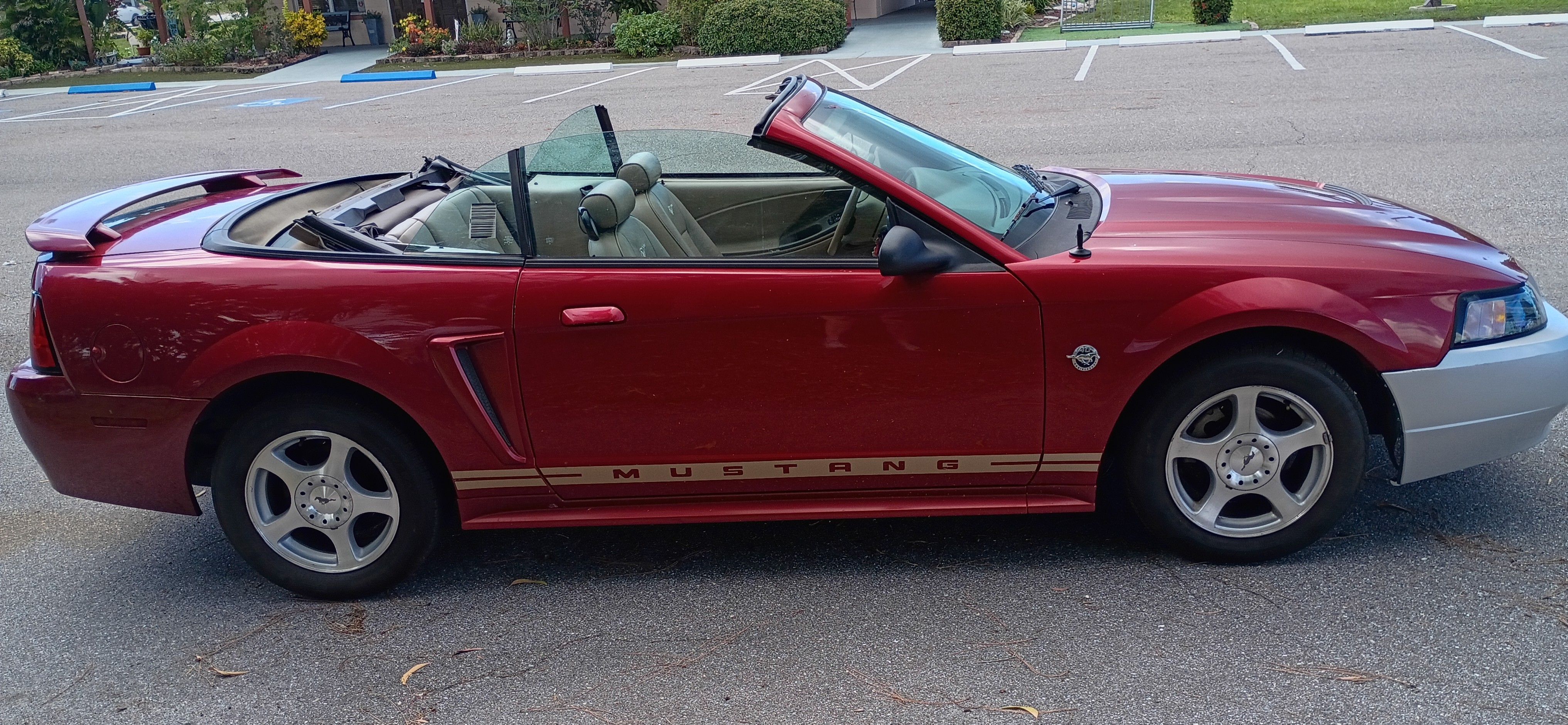 Used 2004 Ford Mustang Convertible RWD image 1