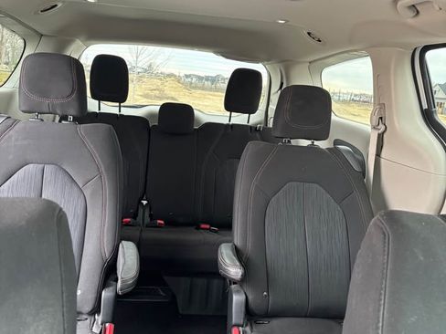 Used 2020 Chrysler Pacifica Touring image 11