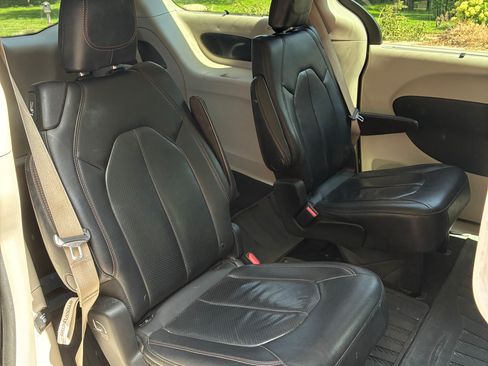 Used 2018 Chrysler Pacifica Touring-L Plus w/ Advanced Safetytec Group FWD image 5