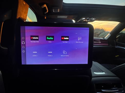 Used 2025 Cadillac Escalade ESV Sport Platinum w/ LPO, ONYX Package image 4