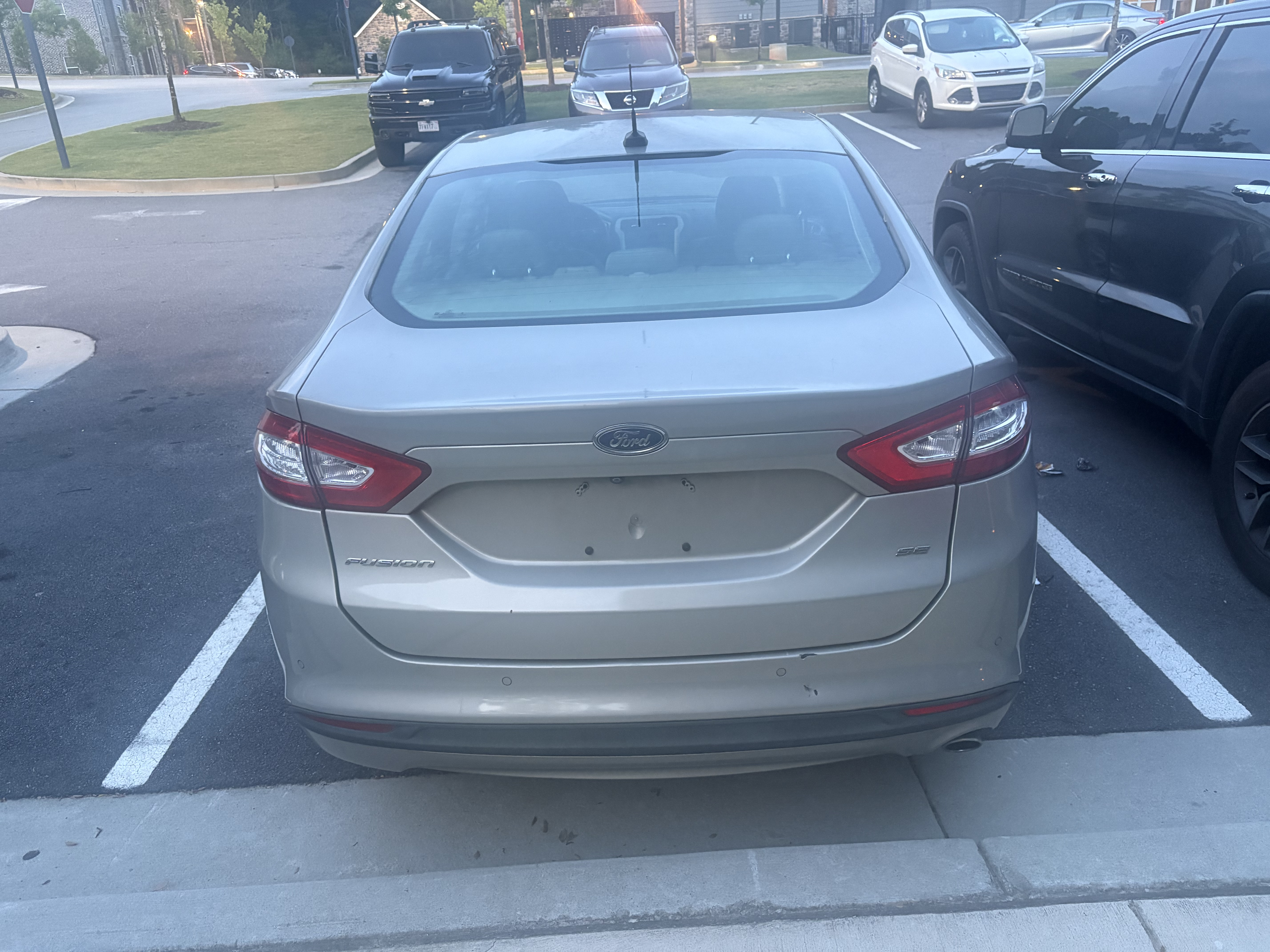 Used 2016 Ford Fusion SE FWD image 6