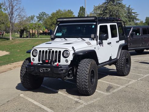 Used 2017 Jeep Wrangler Unlimited Sahara w/ Connectivity Group image 4