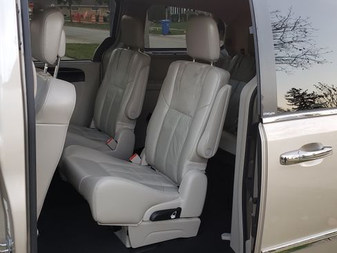 Used 2012 Chrysler Town & Country Limited w/ Luxury Group image 12