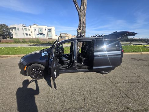 Used 2020 Chrysler Pacifica Limited w/ Advanced Safetytec Group image 9