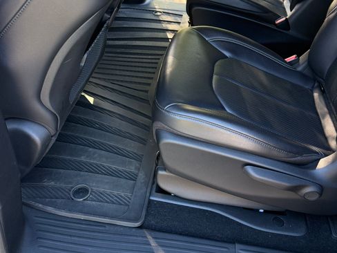 Used 2022 Chrysler Pacifica Touring-L w/ S Appearance Package FWD image 15