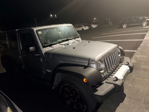 Used 2015 Jeep Wrangler Unlimited Sahara w/ Connectivity Group AWD/4WD image 4