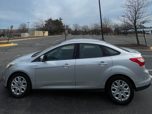 Used 2012 Ford Focus SE w/ SE Winter Pkg image 4