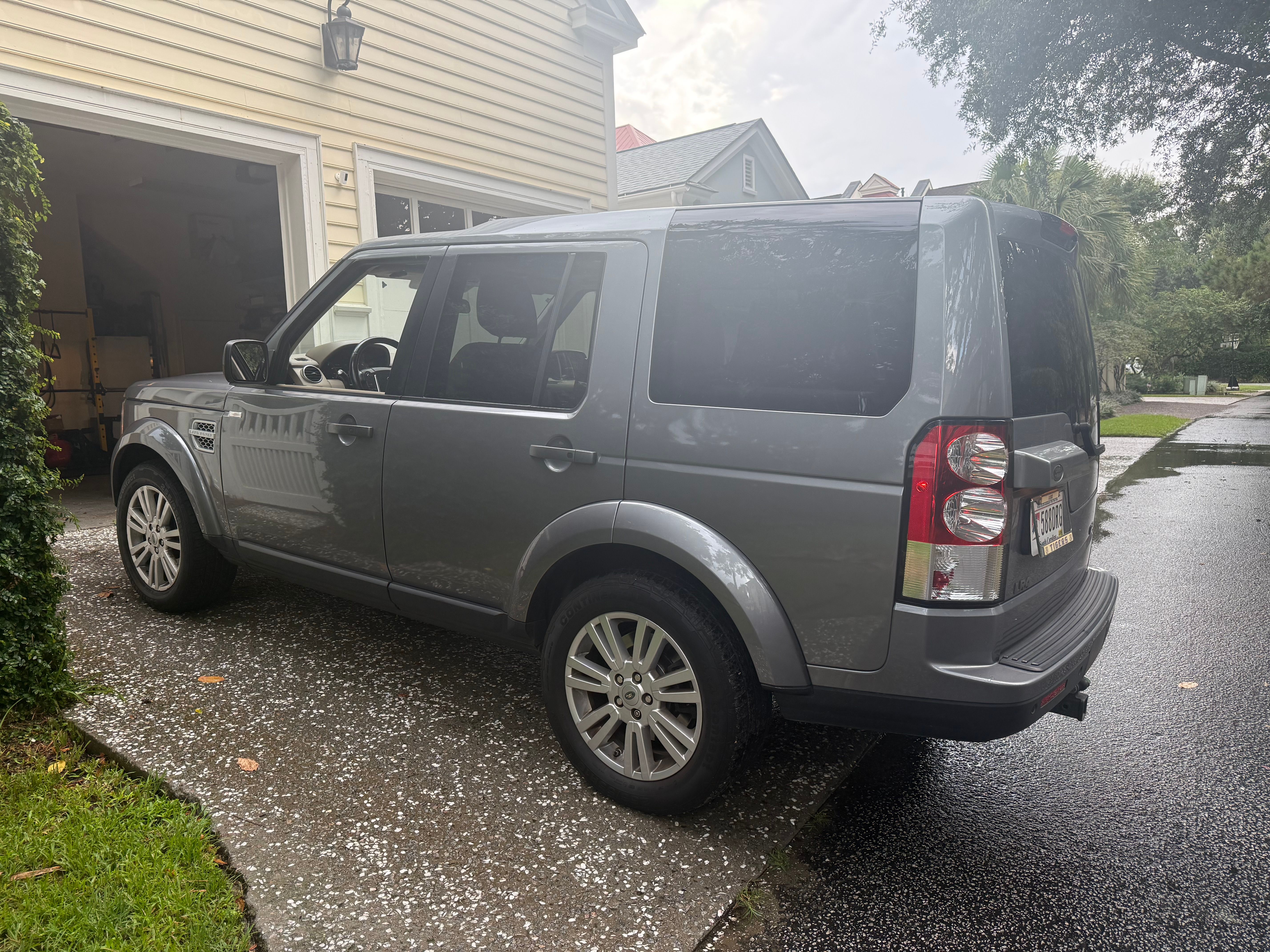 Used 2012 Land Rover LR4 HSE w/ HSE Pkg AWD/4WD image 2