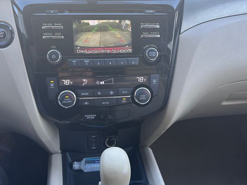 Used 2015 Nissan Rogue SV image 17