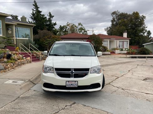 Used 2012 Dodge Grand Caravan SXT image 11