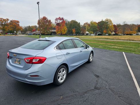 Used 2017 Chevrolet Cruze LT w/ Convenience Package FWD image 5
