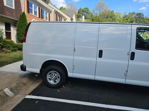 Used 2017 Chevrolet Express 2500 image 4