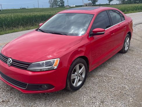 Used 2011 Volkswagen Jetta TDI FWD image 2