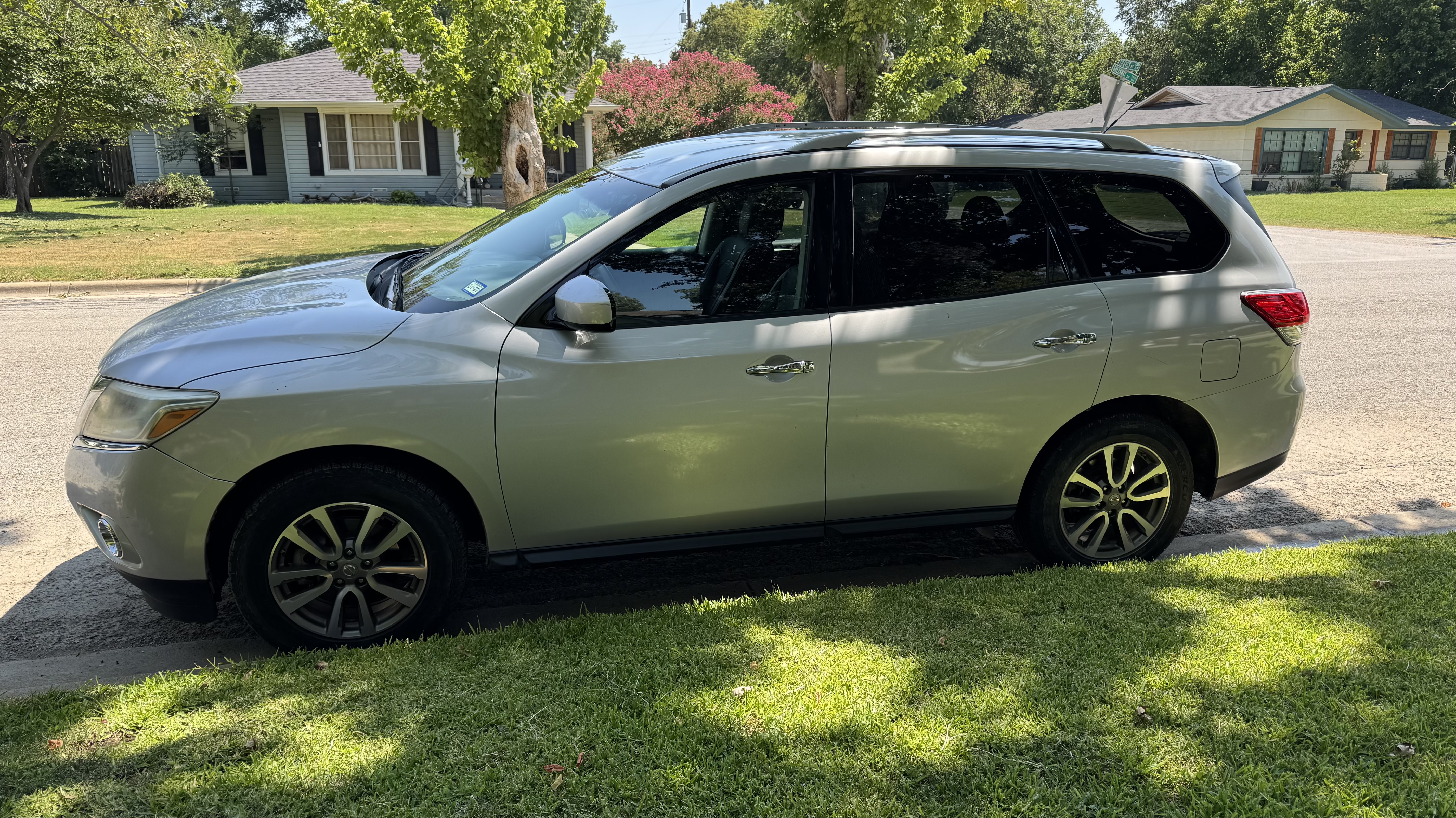 Used 2015 Nissan Pathfinder S FWD image 1