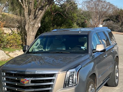 Used 2017 Cadillac Escalade Premium Luxury image 4