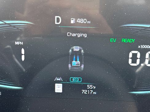 Used 2025 Kia Niro EX image 11