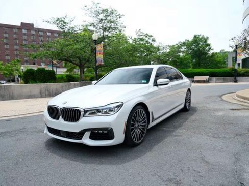 Used 2019 BMW 750i w/ Executive Package RWD image 8