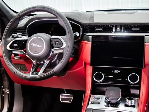 Used 2025 Jaguar F-PACE SVR 575 Edition image 18