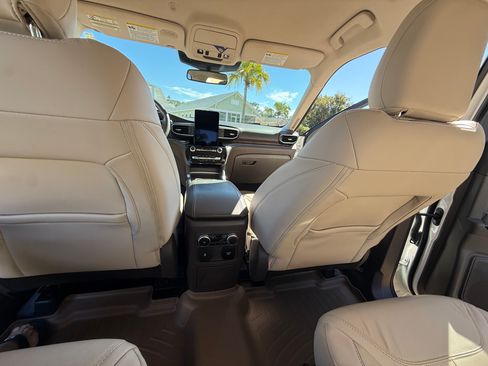 Used 2022 Ford Explorer Platinum w/ Technology Package image 19