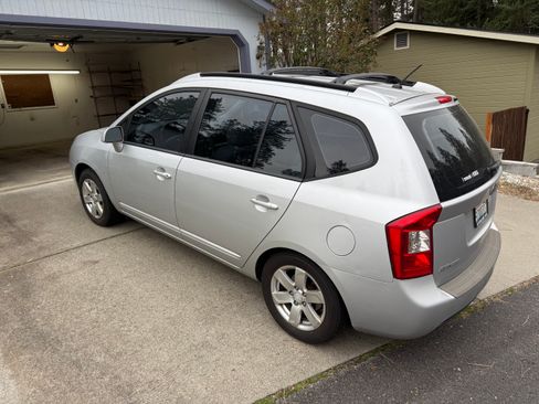Used 2007 Kia Rondo LX image 9