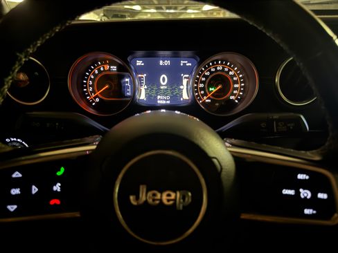 Used 2020 Jeep Gladiator Overland AWD/4WD image 23