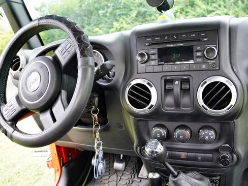 Used 2016 Jeep Wrangler Rubicon w/ Power Convenience Group AWD/4WD image 26
