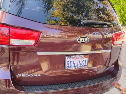 Used 2018 Kia Sedona EX image 12